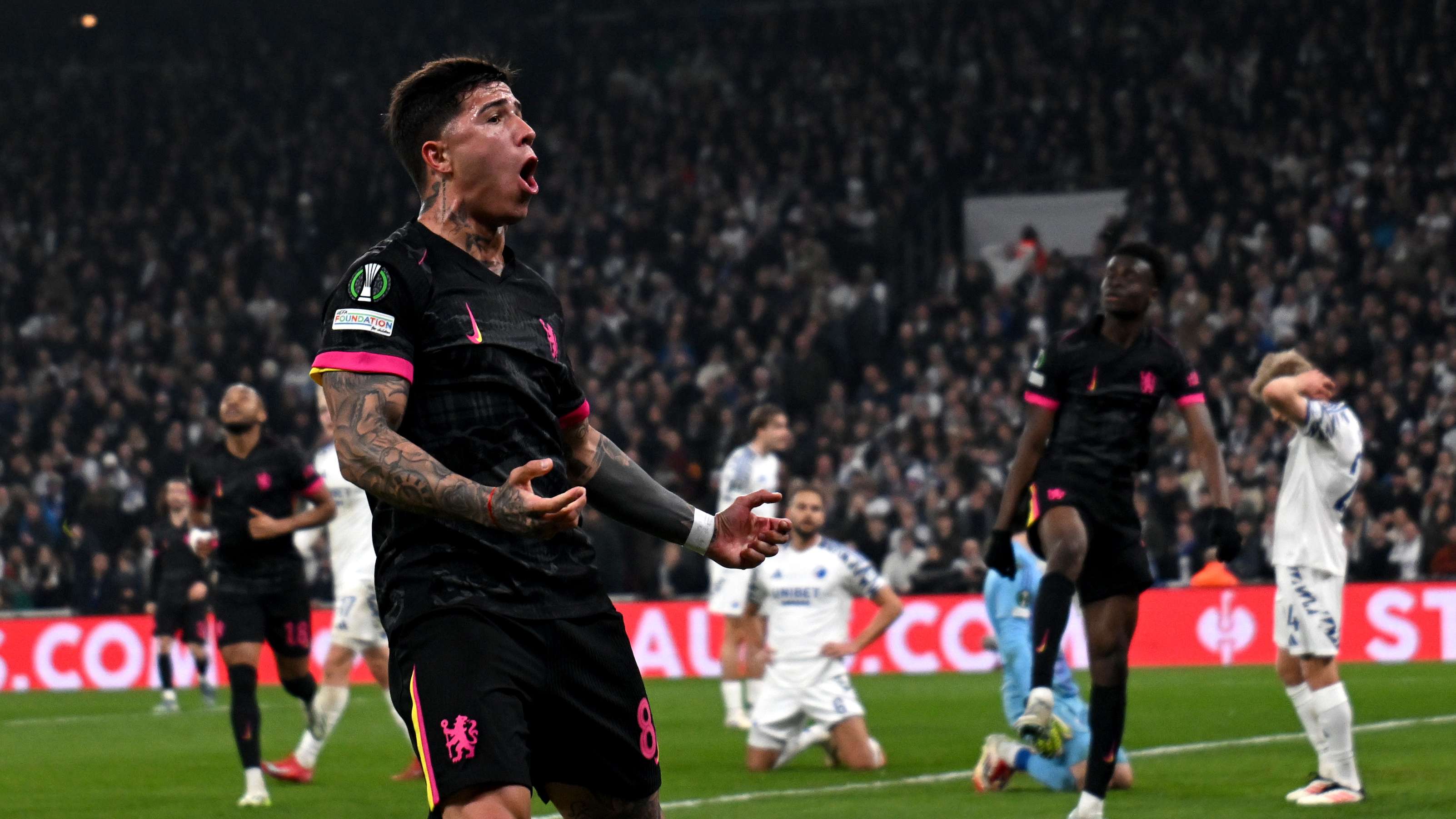 歐冠賽後巴薩隊長梅西與尤文老將布馮交換球衣.