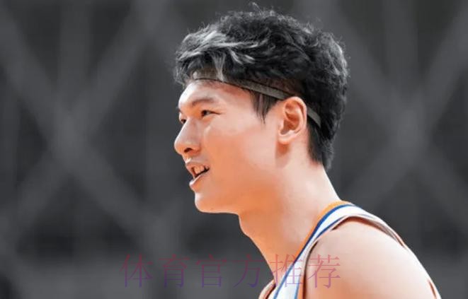 王哲林全场投篮5中3，罚球2中1得到8分9篮板2助攻1抢断