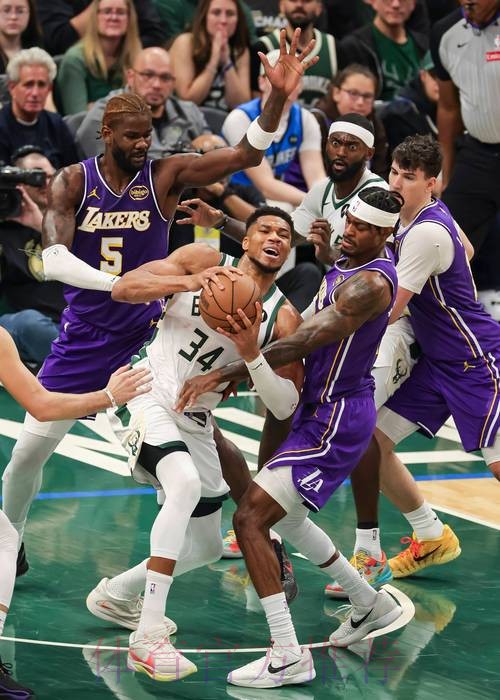 常规赛1月10日:雄鹿VS湖人 常规赛1月10日:雄鹿VS湖人